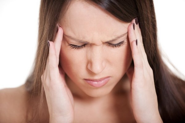 При смещении могут наблюдаться постоянные головные боли