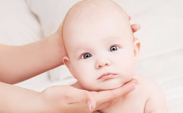 Если акушер принял роды недостаточно аккуратно, у младенца может возникнуть смещение первого шейного позвонка