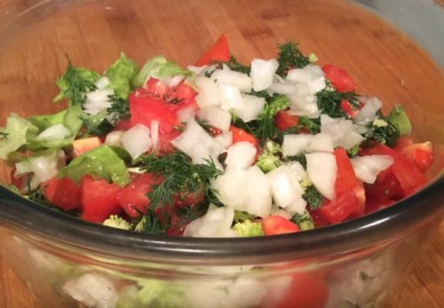 Как приготовить салат из свежих овощей и брокколи