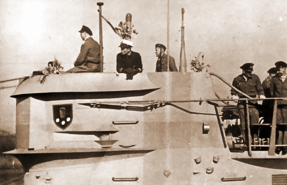 ​Рубка подводной лодки U 168, на которой видна её эмблема — щит с изображением стаканчика и трёх игральных костей - Предупреждён — не значит вооружён 
