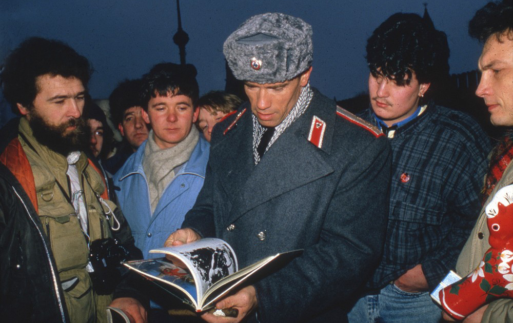 Арнольд Шварценеггер с поклонниками в Москве, 1988 год, в перерывах между съемками фильма «Красная жара»/ Фото с сайта taringa.net