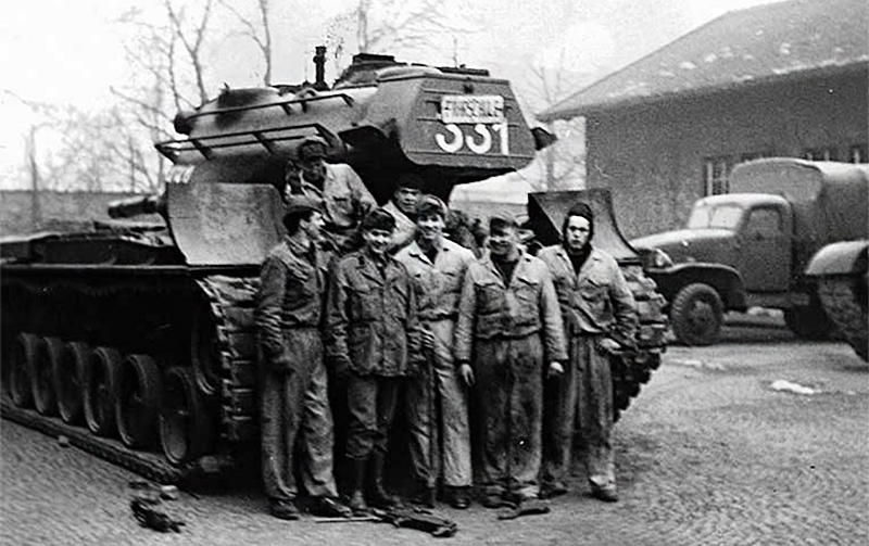 Арнольд Шварценеггер (в центре) с сослуживцами на фоне танка М-47, 1965 год