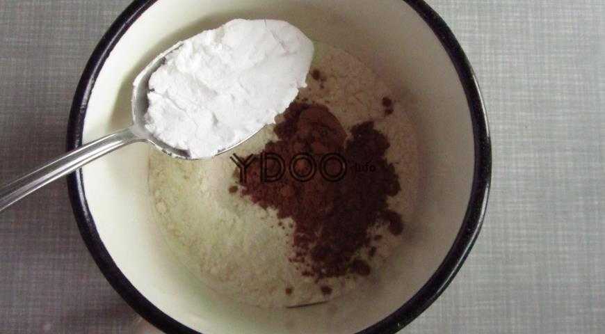 пшеничная мука, какао, сахарный песок в глубокой эмалированной чашке, картофельный крахмал в столовой ложке над чашкой