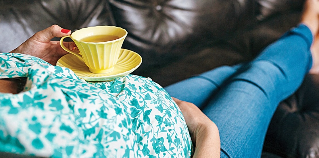 беременная пьет чай