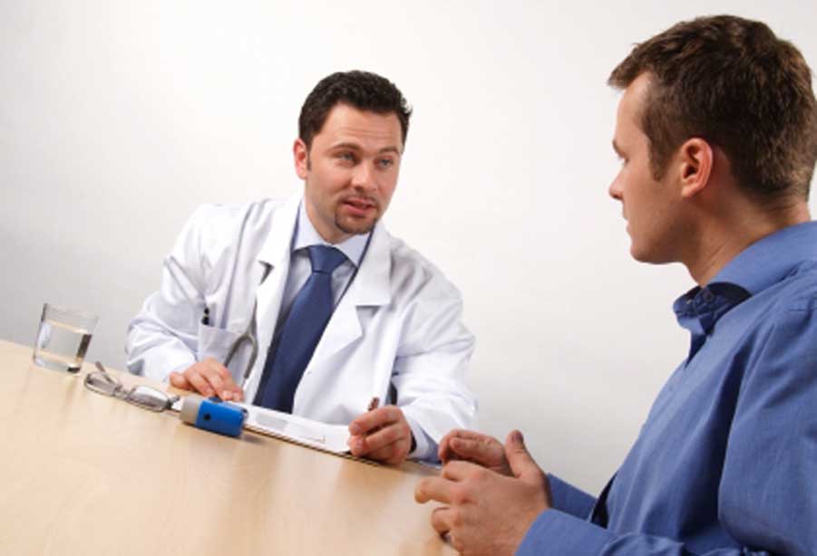 Мужчина у врача на консультации по наличию желтоватой спермы 