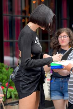 Красотка Дуа Липа без лифчика и в короткой юбочке на улицах Нью-Йорка, 2016