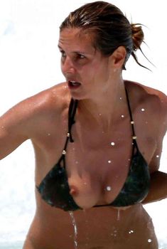 Случайный засвет Хайди Клум в купальнике на Гавайях, 2013