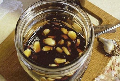 Целебный напиток умирающего на ноги поставит чеснок мед и яблочный уксус. 